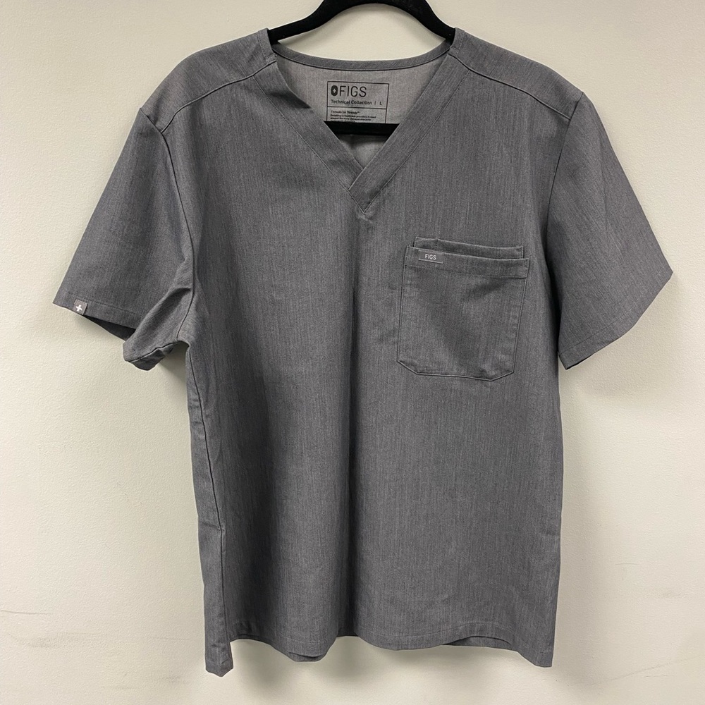 FIGS Leon™ Three-Pocket Scrub Top in Graphite Size Large - Picture 10 of 12